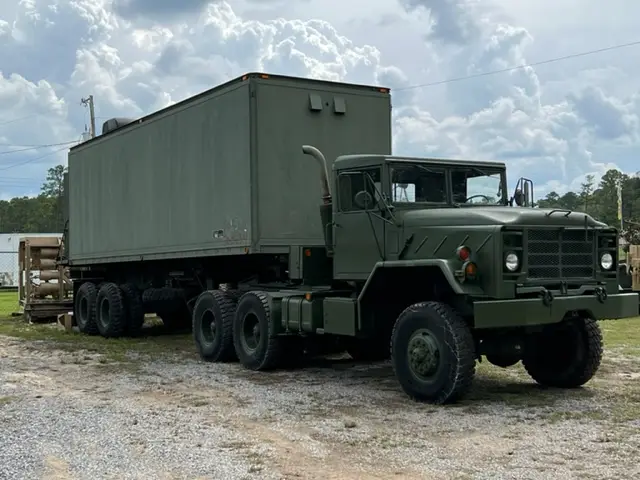 Six-wheel truck carrying a box shelter