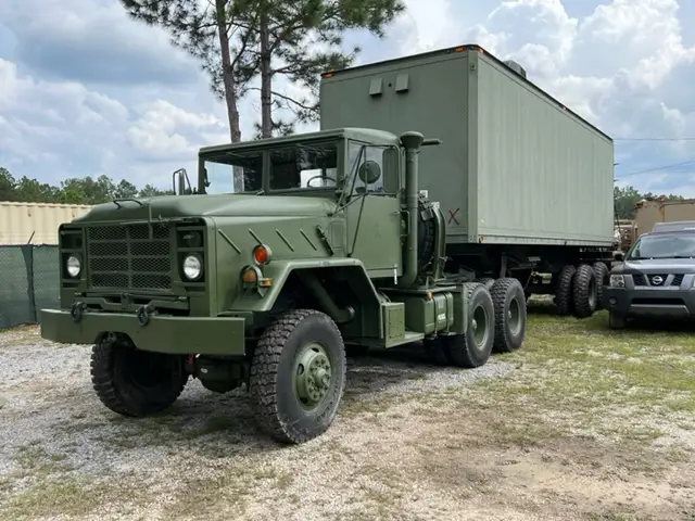 Six-wheel truck with a box shelter on its bed
