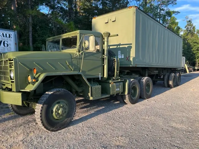 Six-wheel truck carrying a large box shelter