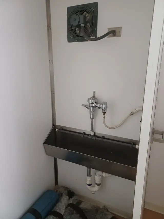 Stainless wash trough inside a support trailer